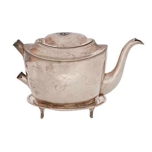 A George III silver teapot, 14cm h,