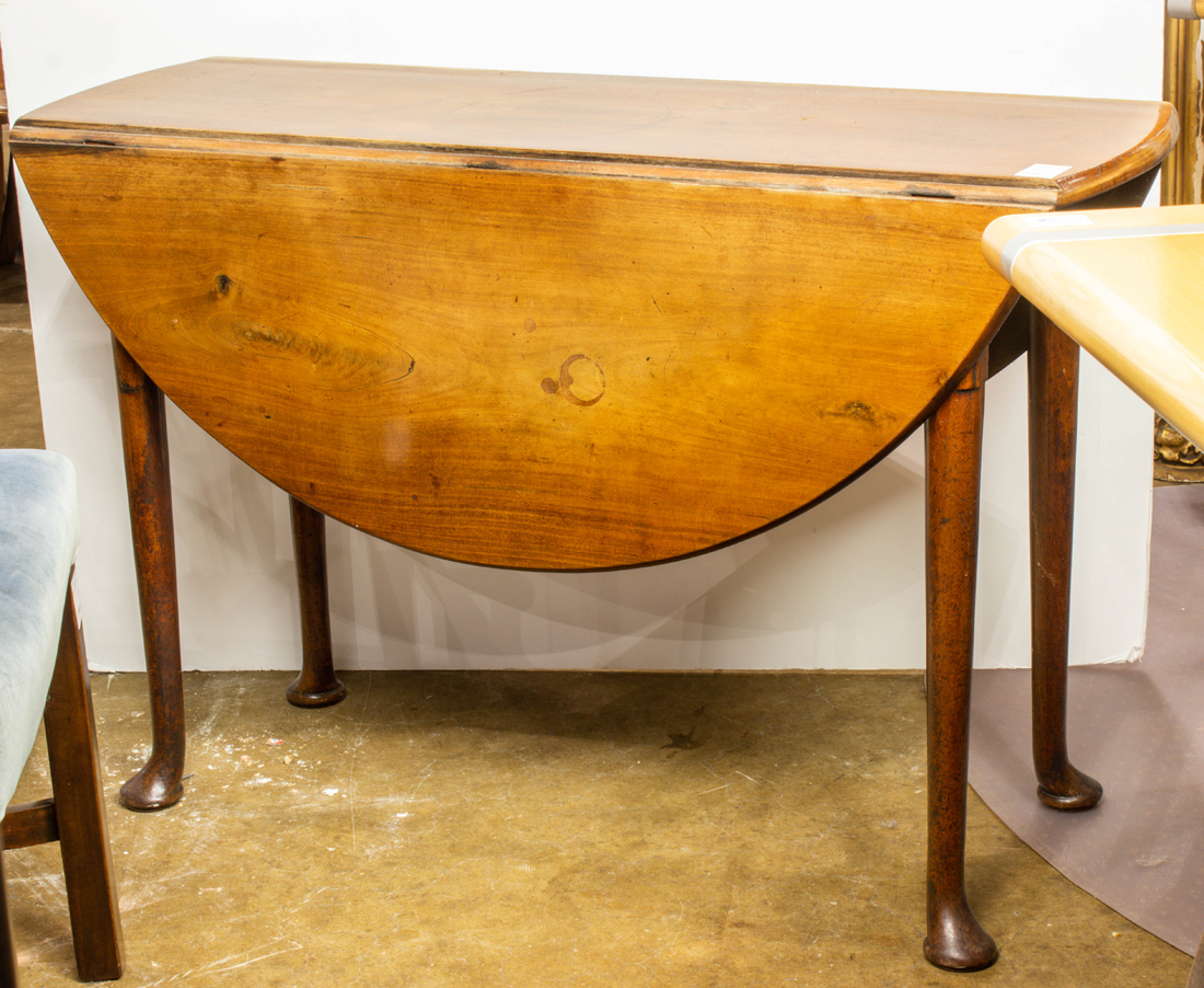 A GEORGIAN DROP LEAF TABLE A