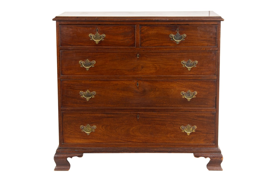 A GEORGIAN MAHOGANY CHEST OF