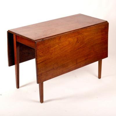 A Georgian mahogany drop leaf
