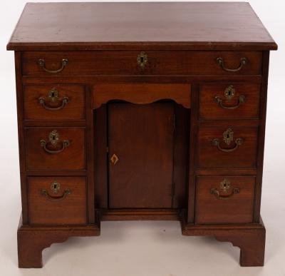 A Georgian mahogany kneehole