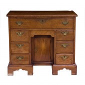 A GEORGIAN MAPLE KNEE HOLE DES