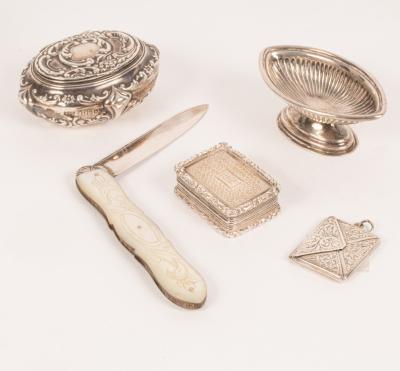 A Georgian silver vinaigrette,