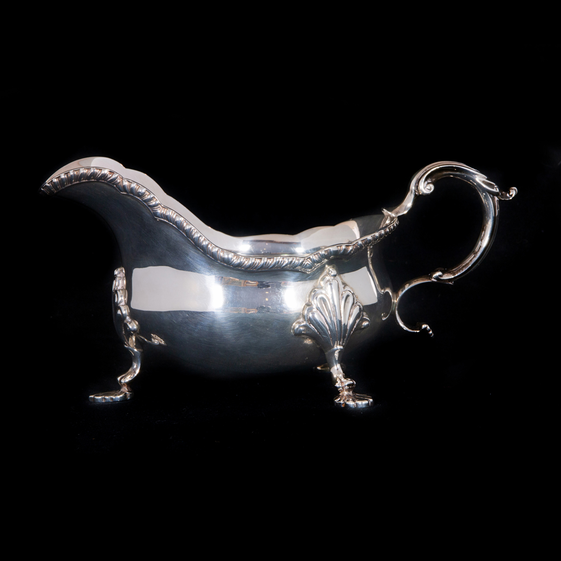 A GEORGIAN STYLE STERLING GRAVY