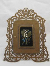 A gilt metal picture frame (wi