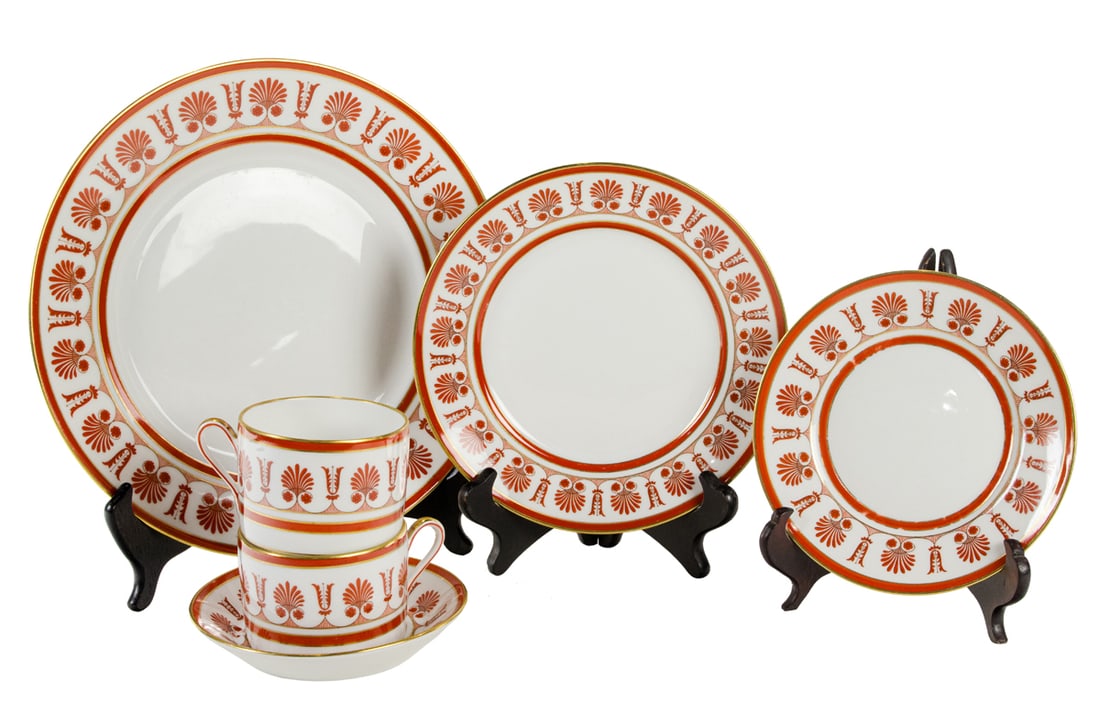 A GINORI PORCELAIN DINNER SERVICE