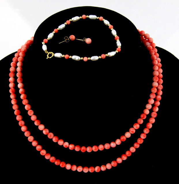 A glass bead necklace earrings to