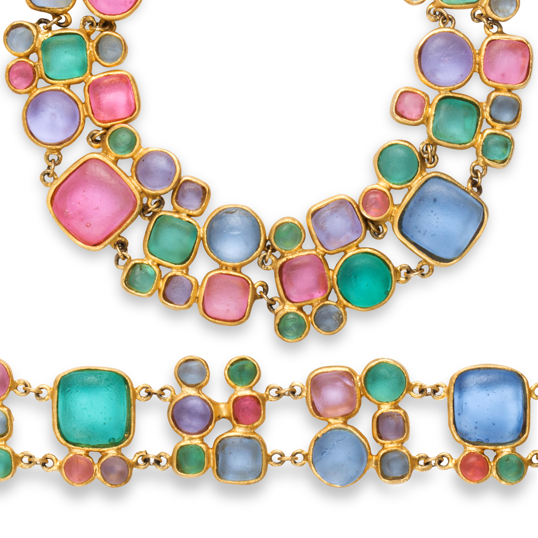 A GLASS NECKLACE AND BRACELET
