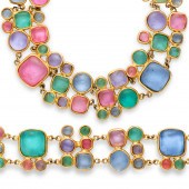 A GLASS NECKLACE AND BRACELET