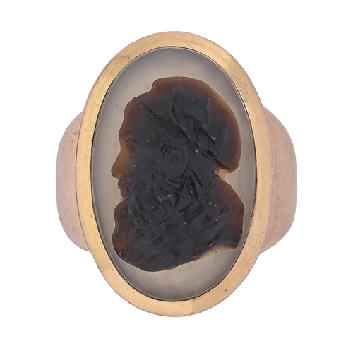 A gold and agate cameo ring, in the