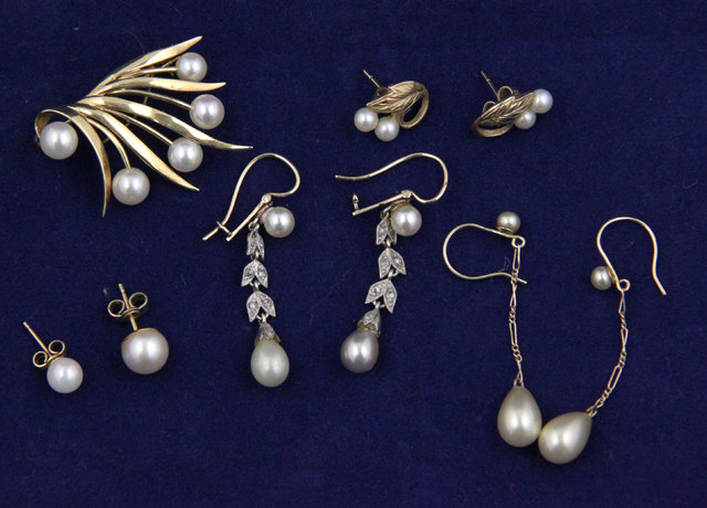 A gold and pearl brooch of leaf