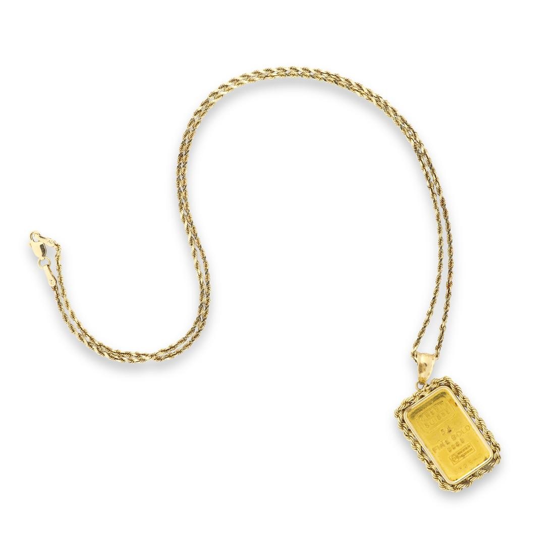 A GOLD BAR PENDANT NECKLACE A
