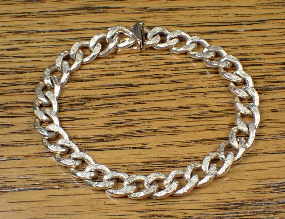 A GOLD CHAIN BRACELETA GOLD CHAIN