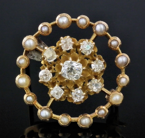 A gold coloured metal mounted
