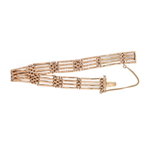 A gold gate bracelet, 18cm l,