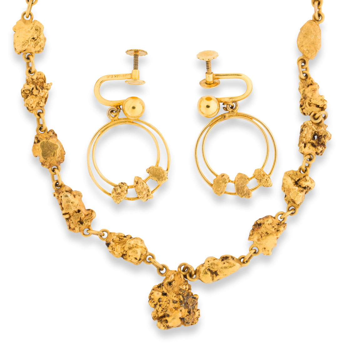 A GOLD NUGGET NECKLACE AND EARRINGS