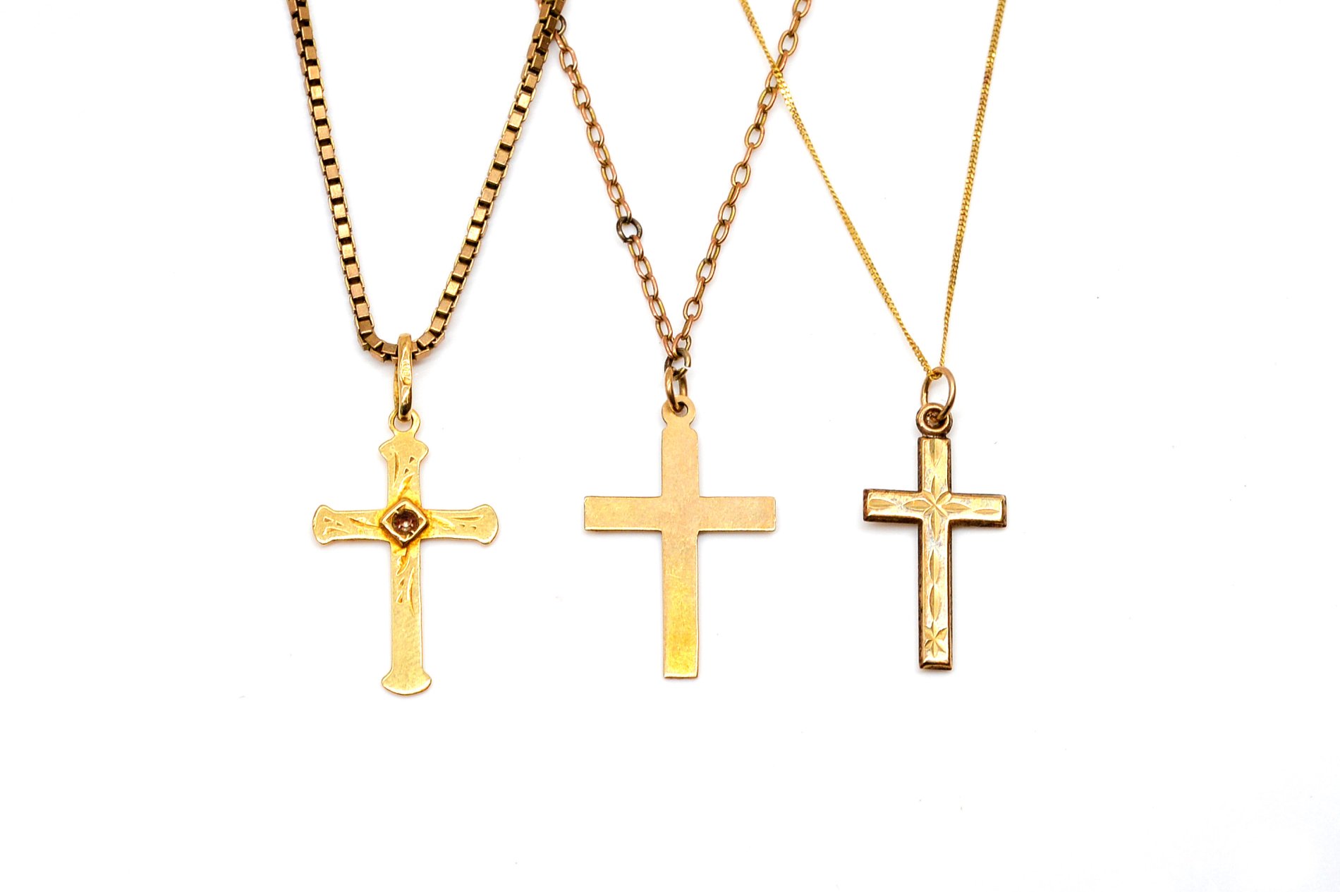 A GOLD PENDANT CROSS WITH A 9CT