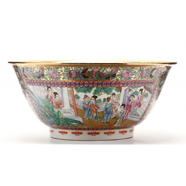 A GRAND CHINESE PORCELAIN CENTER