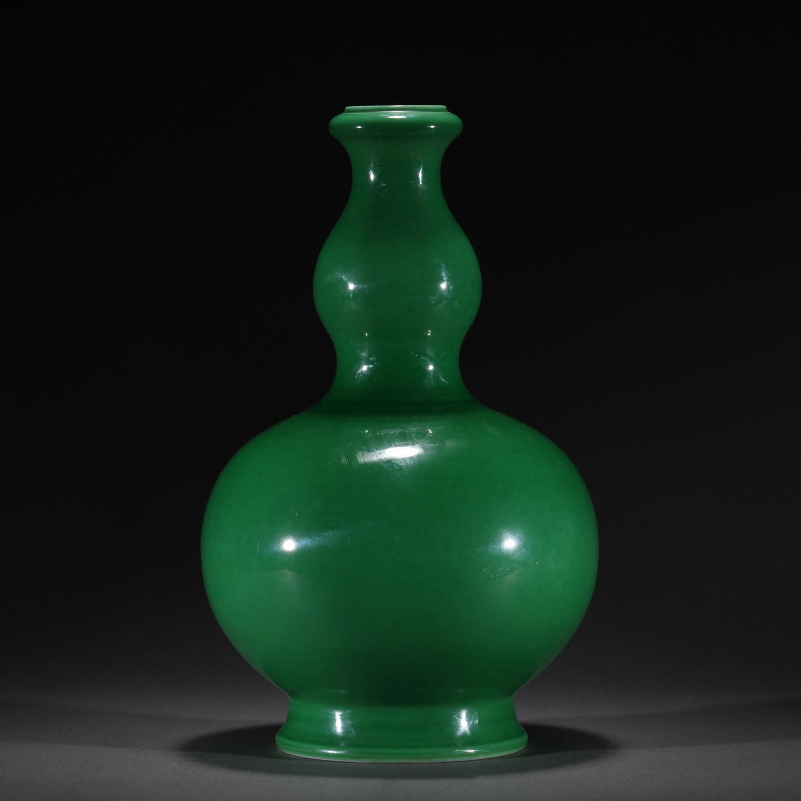 A GREEN GLAZE PORCELAIN