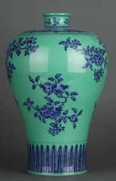 A GREEN-GLAZED BLUE AND WHITE