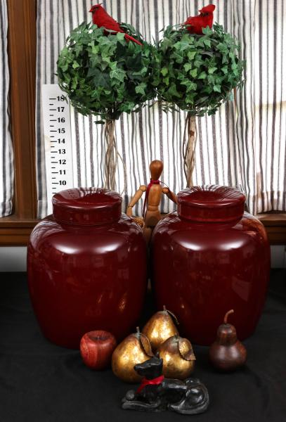 A GROUP LOT OF DECORATIVE