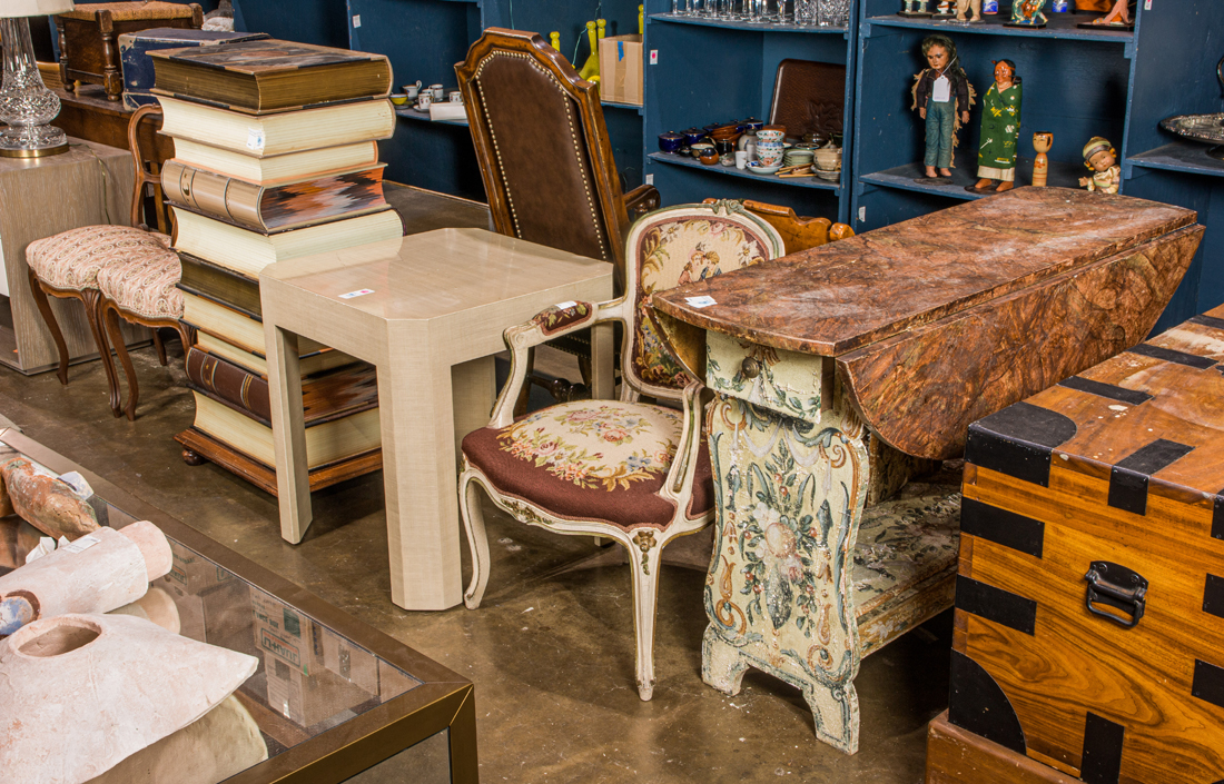 A GROUP LOT OF FURNITURE,