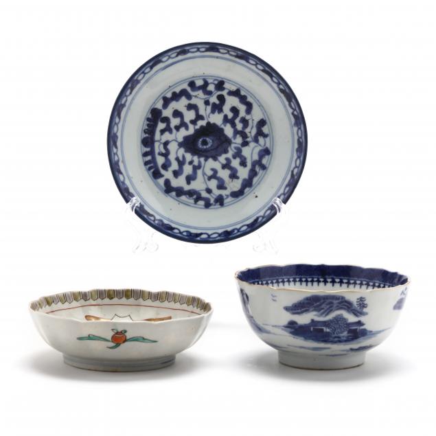 A GROUP OF ASIAN PORCELAIN 