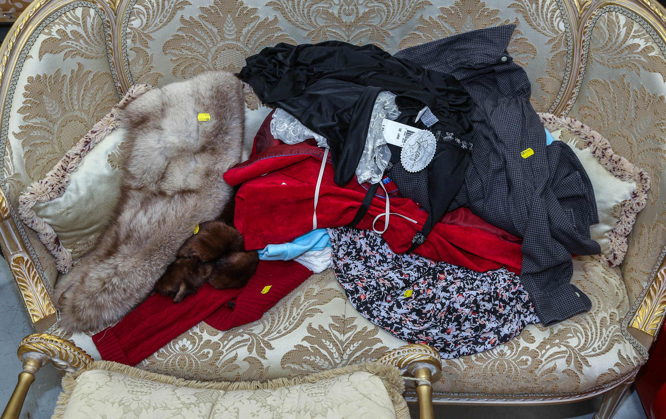 A GROUP OF ASSORTED CLOTHING