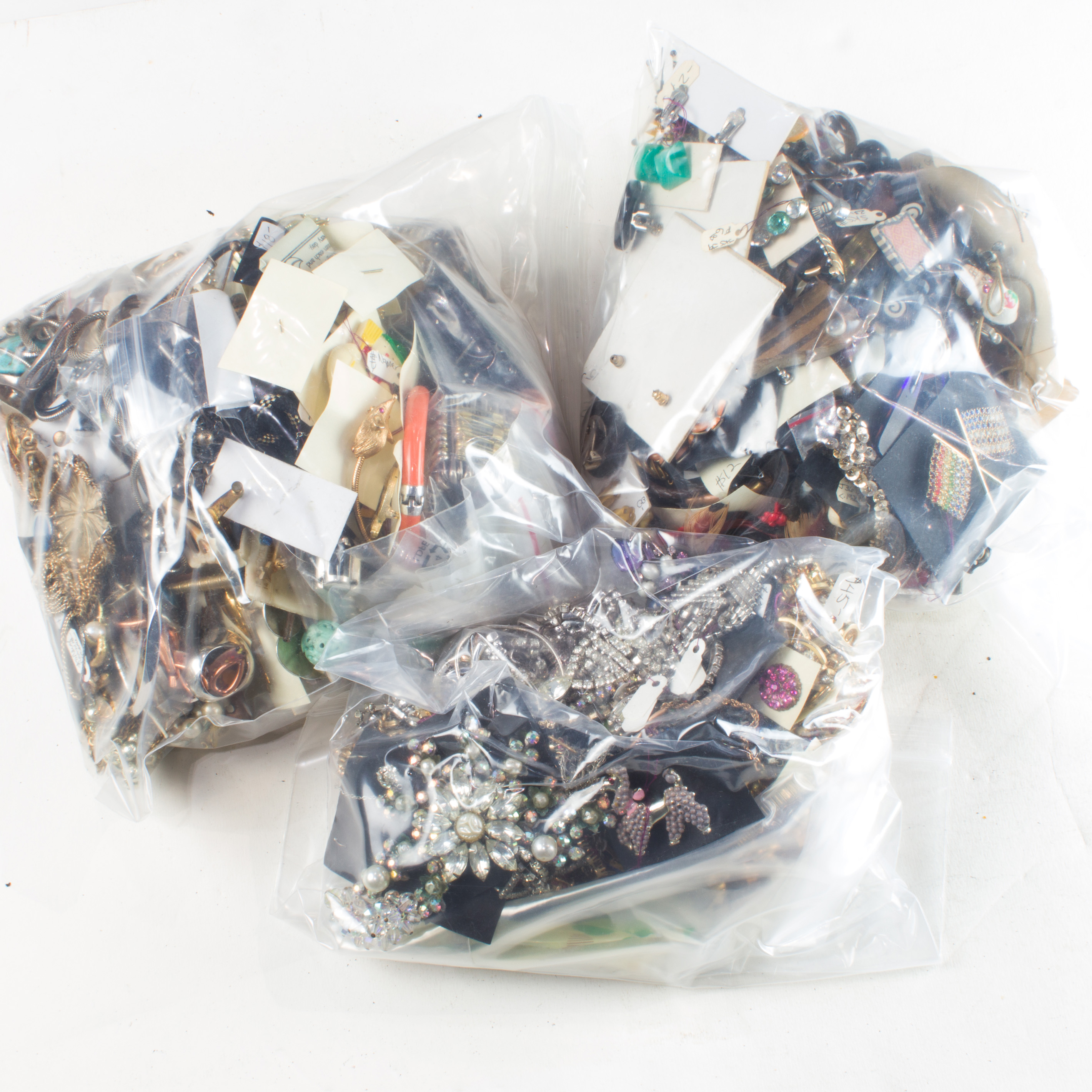 A GROUP OF COSTUME JEWELRY AND