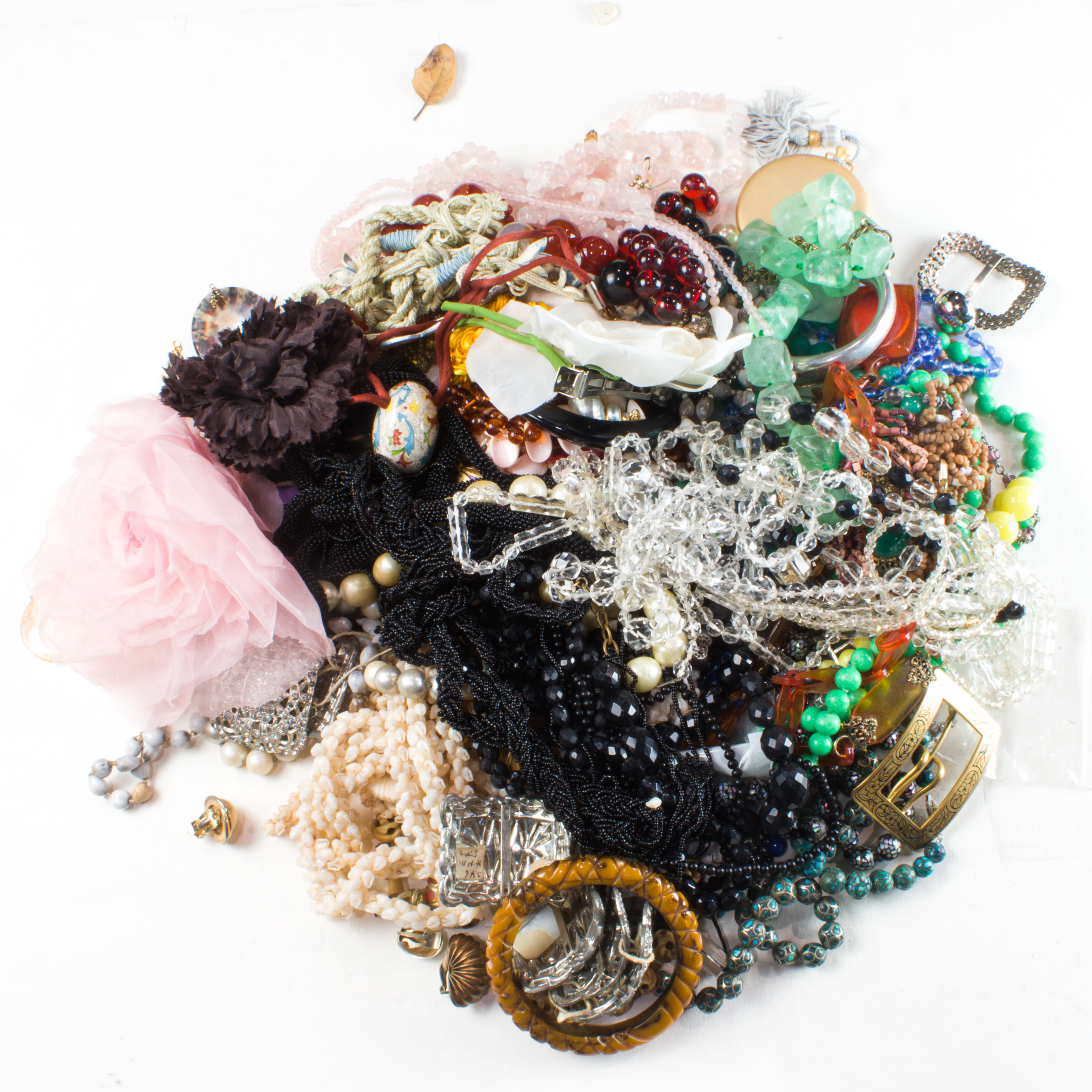 A GROUP OF COSTUME JEWLERY A