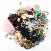 A GROUP OF COSTUME JEWLERY A g