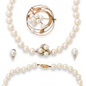 A GROUP OF CULTURED PEARL JEWE