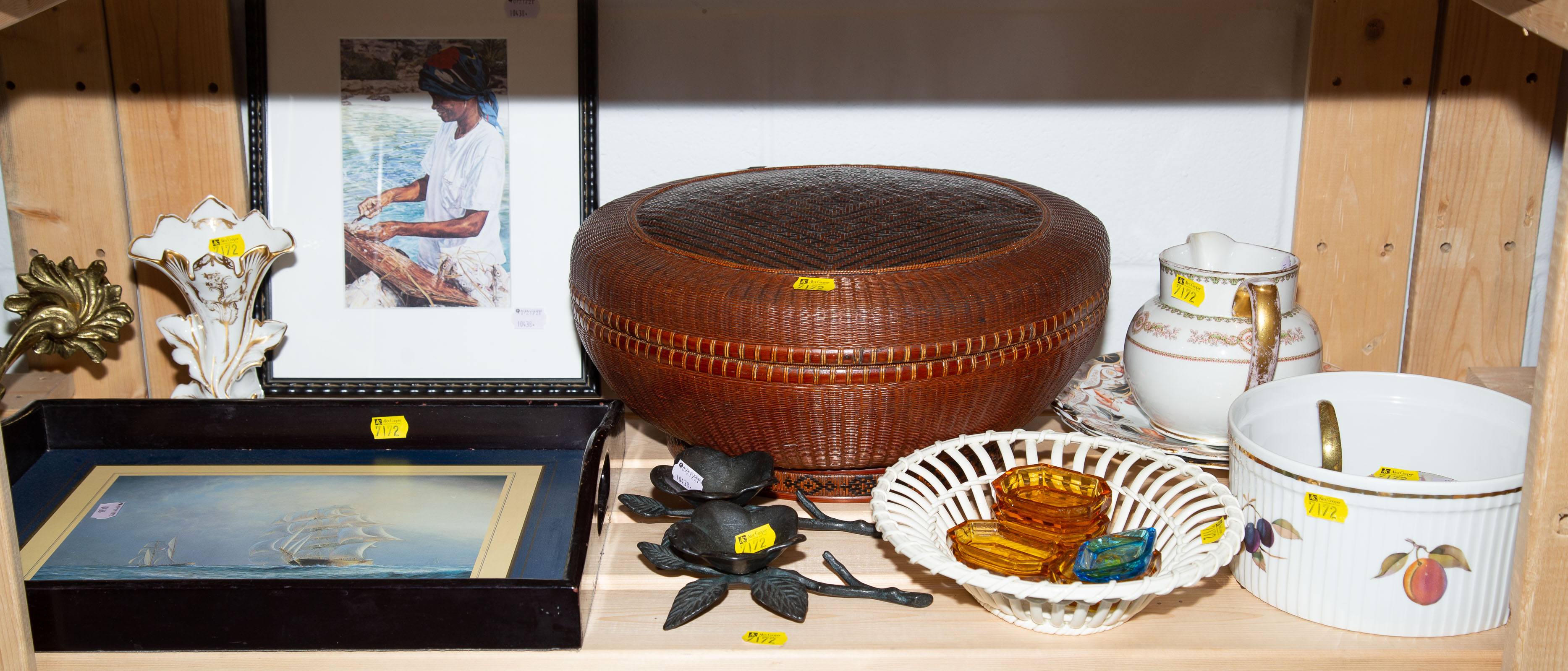 A GROUP OF DECORATIVE ITEMS