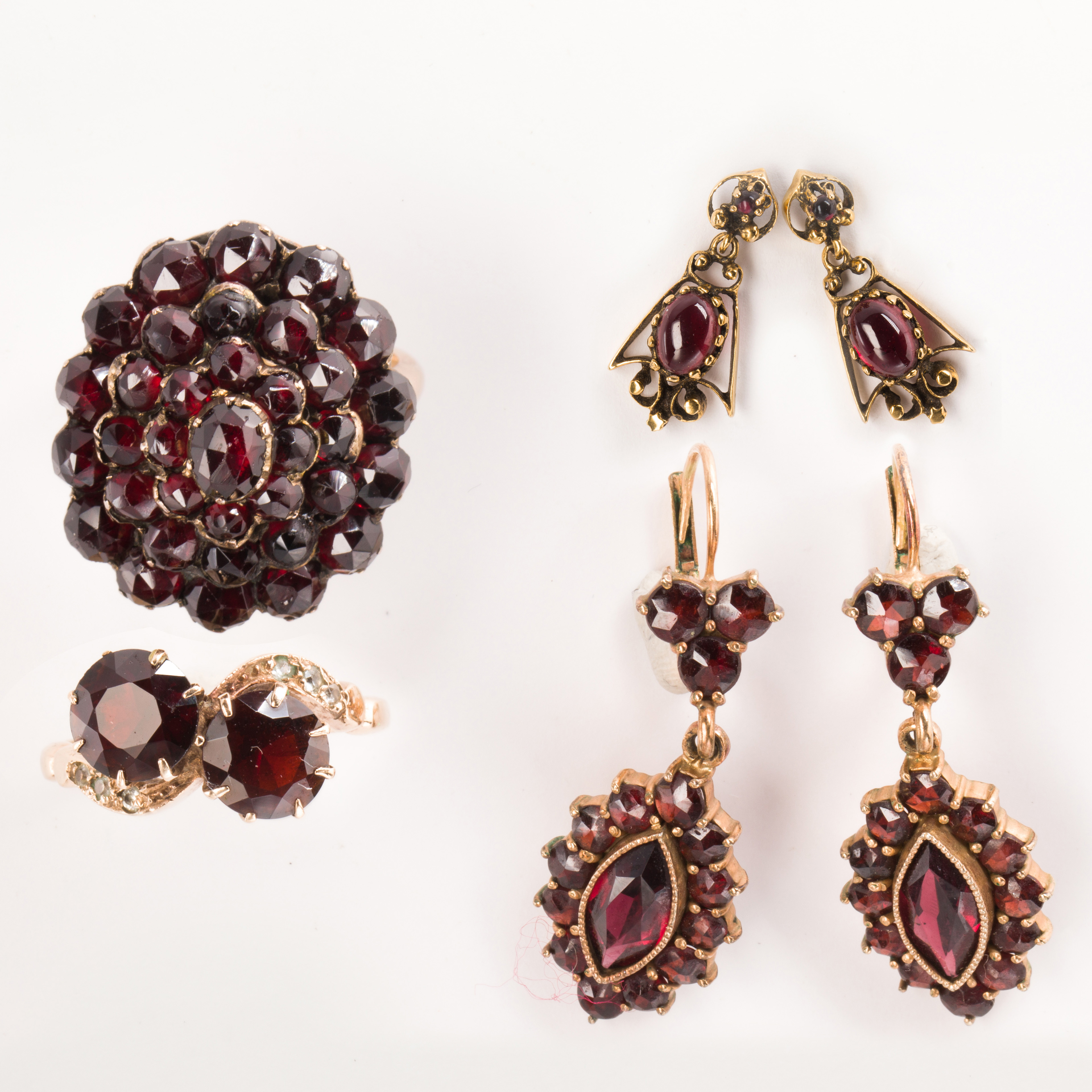 A GROUP OF GARNET AND FOURTEEN