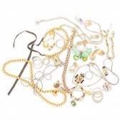 A GROUP OF GOLD JEWELRY A grou