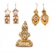 A GROUP OF GOLD JEWELRY A grou