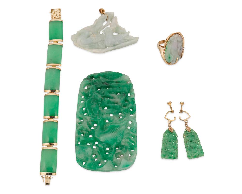 A GROUP OF JADE JEWELRY ITEMSA