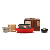 A GROUP OF JAPANESE CERAMIC TE
