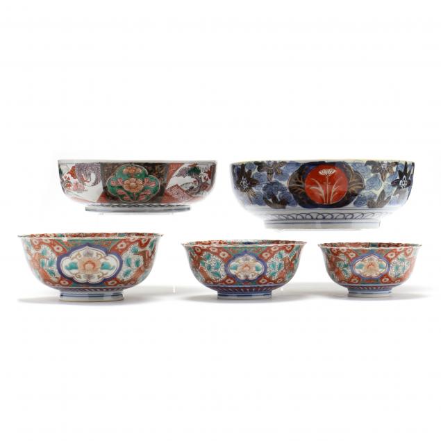 A GROUP OF JAPANESE IMARI PORCELAIN