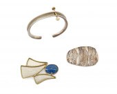 A GROUP OF JEWELRY INCLUDING E