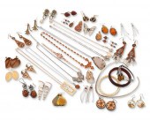 A GROUP OF JEWELRY INCLUDING A