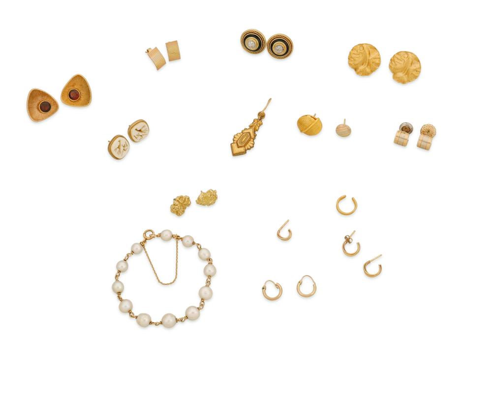 A GROUP OF JEWELRYA group of