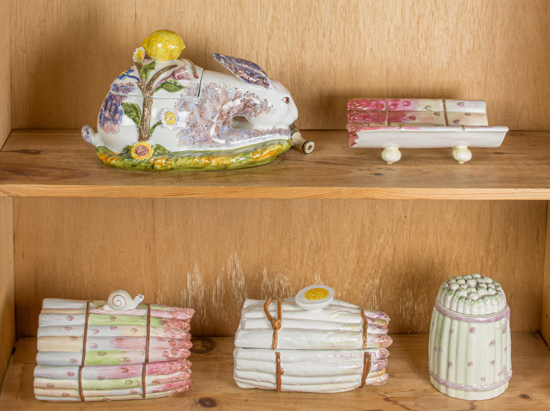 A GROUP OF MAINLY ITALIAN POTTERY