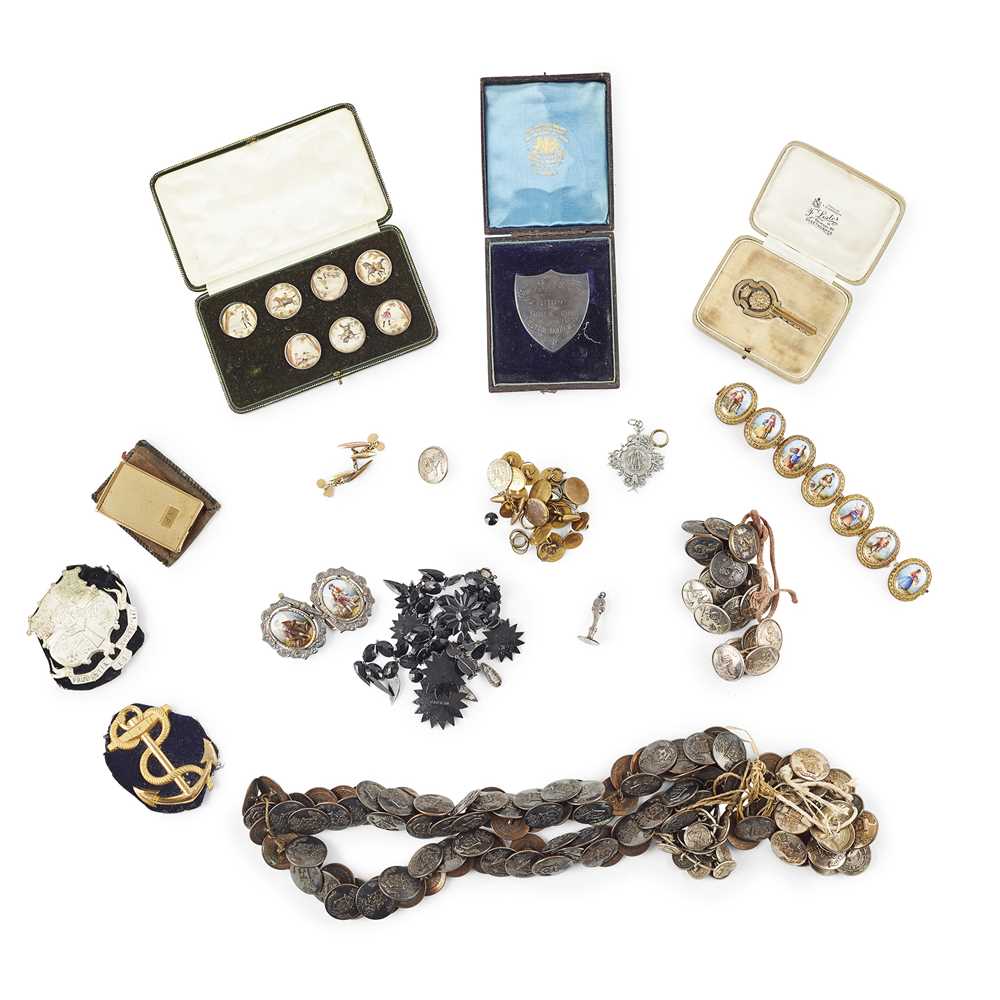 A GROUP OF MISCELLANEOUS ITEMS To
