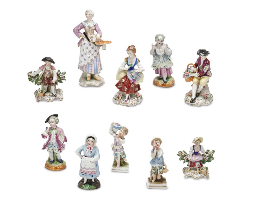 A GROUP OF PORCELAIN FIGURESA group