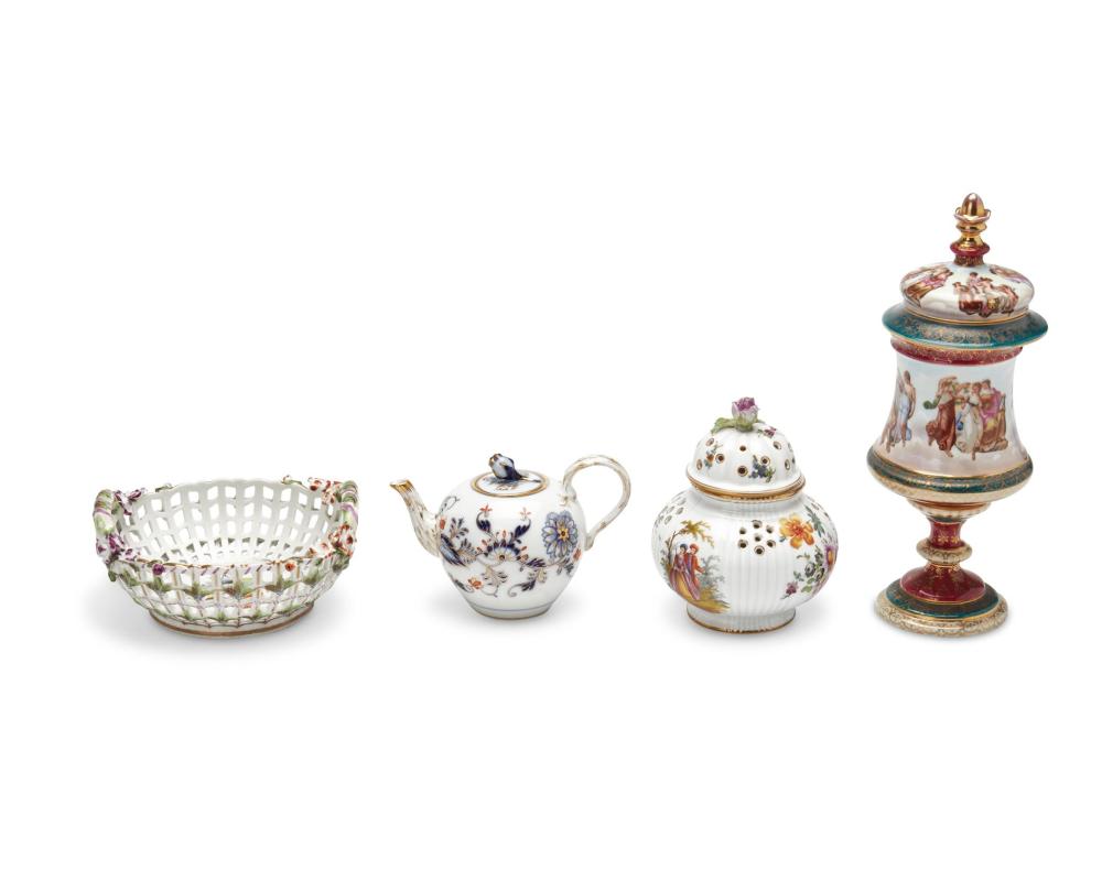 A GROUP OF PORCELAIN TABLE ITEMS,