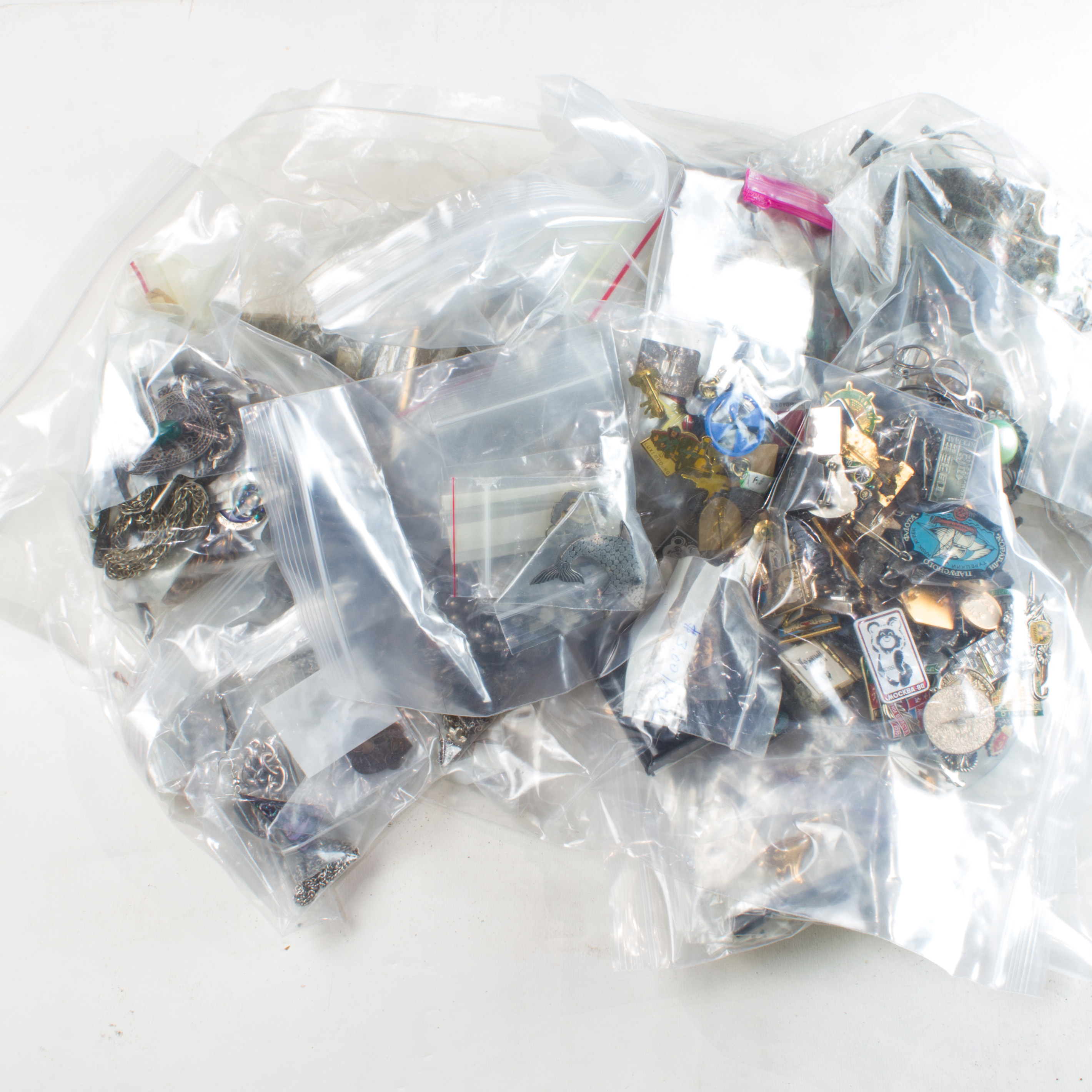 A GROUP OF SILVER AND METAL JEWELRY