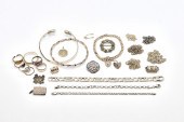 A GROUP OF SILVER JEWELLERY (2