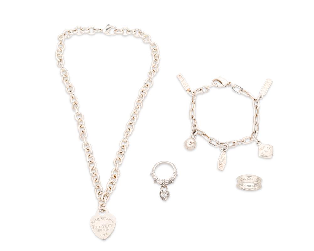 A GROUP OF SILVER JEWELRY INCLUDING