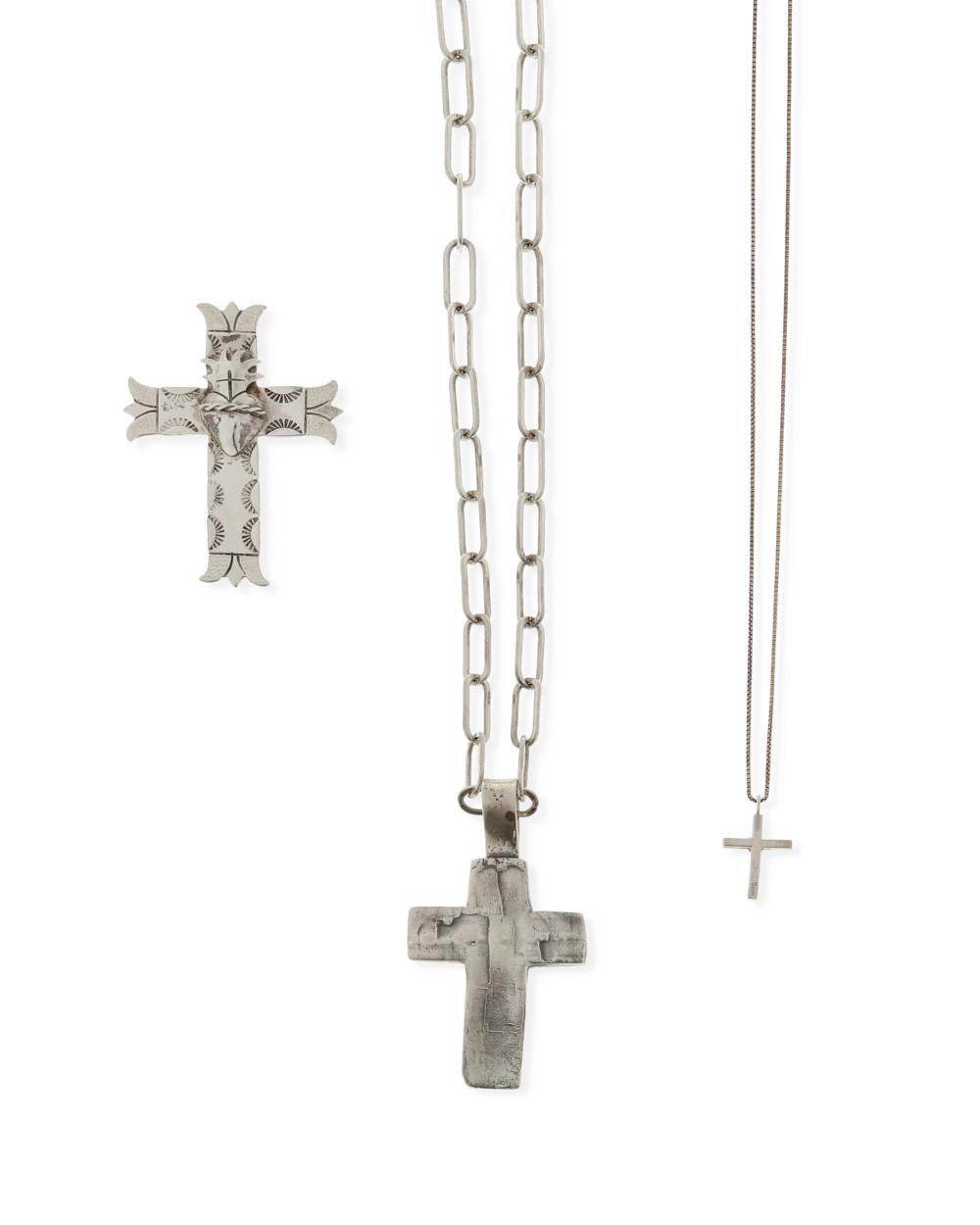 A GROUP OF SILVER JEWELRYA group of